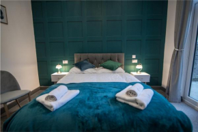 Cheerful 6 Bed with Hot Tub @ The Grey Elegance